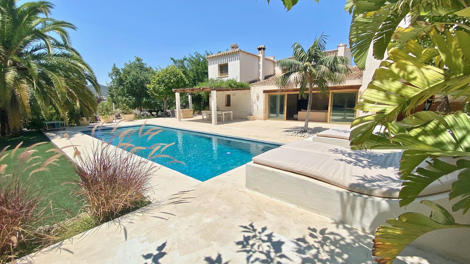 Villa reformada por MGVillas Construcciones en Jávea